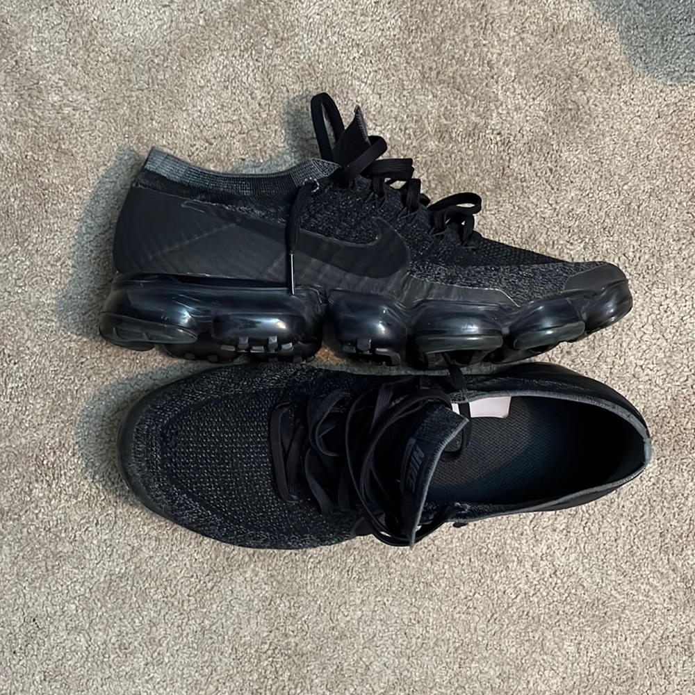 Original vapormax, black on black.